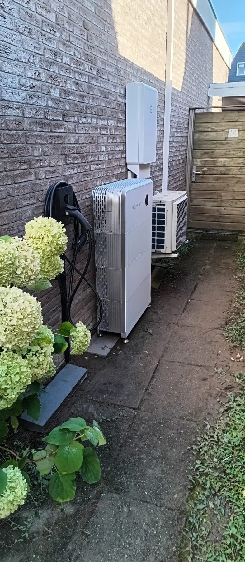 Sigenergy SigenStor met gateway en laadpunt aan de gevel