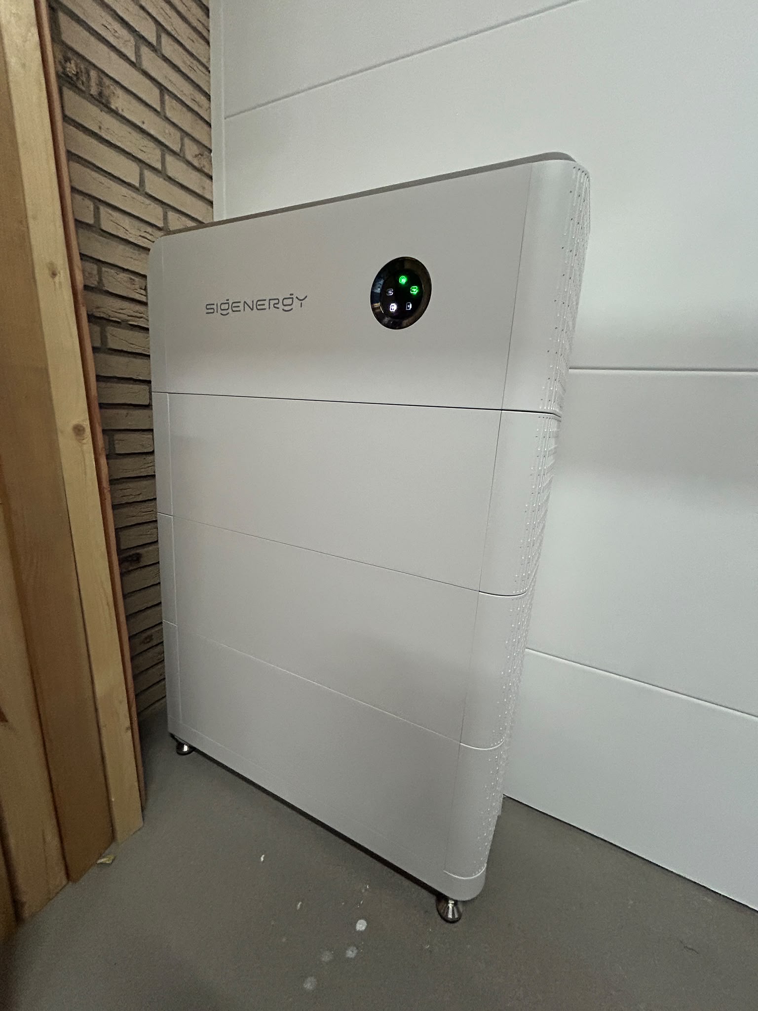 Sigenergy SigenStor opgesteld tegen de wand in een garage