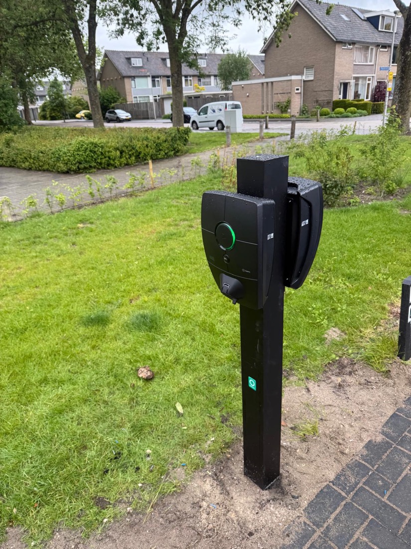 Zaptec Pro laadpunt op zwarte paal na installatie
