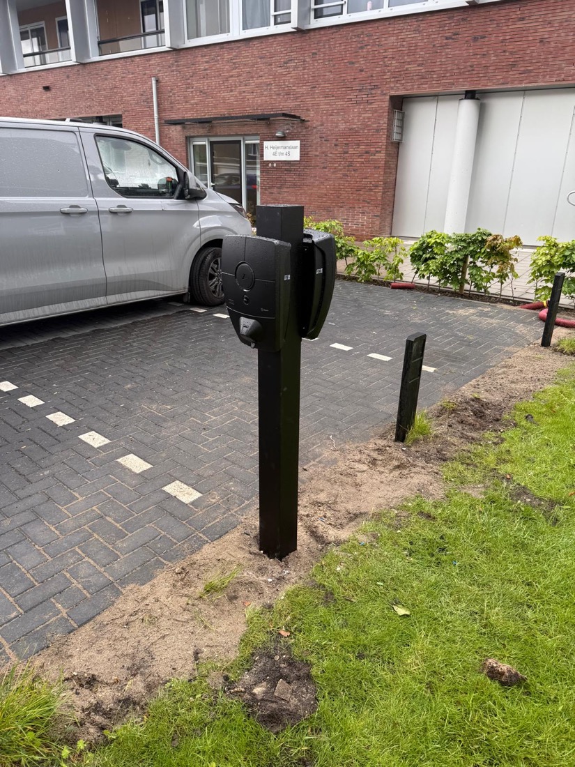 Zaptec Pro laadpaal naast parkeerplaats met bedrijfsbus